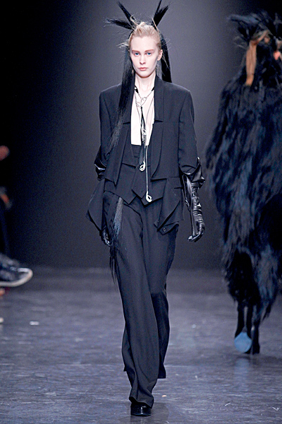 Ann Demeulemeester - Women's Ready-to-Wear - 2011 Fall-Winter